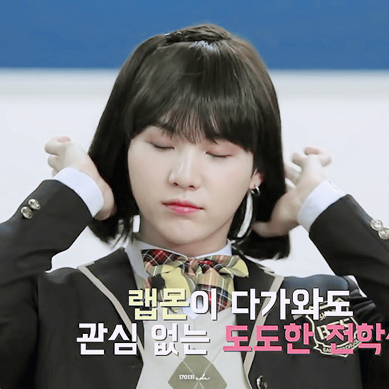 Có ai nhận ra đây là Suga (BTS) mạnh mẽ và nam tính nữa không? Với kiểu tóc ngắn và đồng phục nữ sinh anh chàng Có ai nhận ra đây là Suga (BTS) mạnh mẽ và nam tính nữa không? Với kiểu tóc ngắn và đồng phục nữ sinh anh chàng