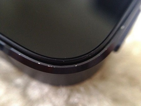 Lớp vỏ của iPhone 5 bị tróc và móp ngay khi mở hộp