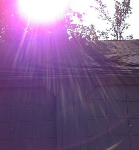 Một bức ảnh chụp bằng iPhone 5 cho thấy hiện tượng bị ám tím ở nguồn sáng