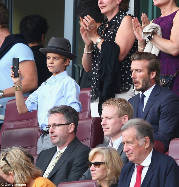 Romeo Beckham, bản sao hoàn hảo của bố Becks 2 Romeo Beckham, bản sao hoàn hảo của bố Becks 2