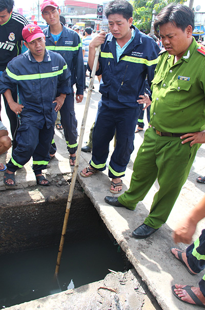 20 giờ ngụp lặn tìm kiếm bé trai 9 tuổi bị nước cuốn xuống cống