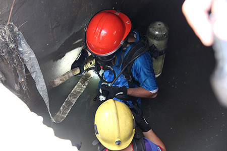 20 giờ ngụp lặn tìm kiếm bé trai 9 tuổi bị nước cuốn xuống cống