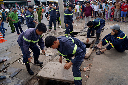 20 giờ ngụp lặn tìm kiếm bé trai 9 tuổi bị nước cuốn xuống cống