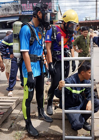 20 giờ ngụp lặn tìm kiếm bé trai 9 tuổi bị nước cuốn xuống cống