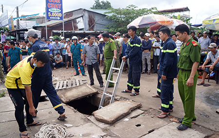 20 giờ ngụp lặn tìm kiếm bé trai 9 tuổi bị nước cuốn xuống cống