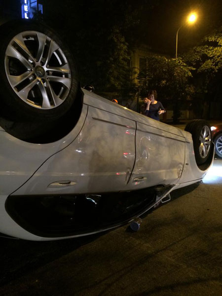 Đồ đạc trong xe bị văng ra ngoài.