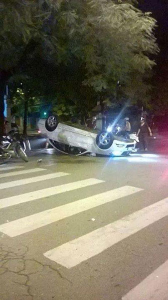 Chiếc Mercedes-Benz C250 màu trắng bị lật giữa đêm.