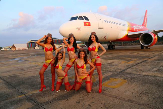 Các người đẹp mặc bikini trước máy bay VietJet