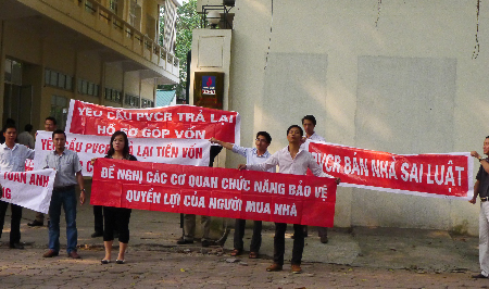 Hàng trăm khách hàng khẩn thiết đề nghị các cơ quan chức năng giải cứu (Ảnh: Ngọc Cương)