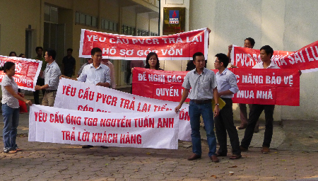 Khách hàng bày tỏ sự phẫn nộ trước trụ sở PVR (Ảnh: Ngọc Cương)