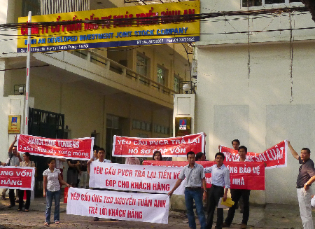 Hàng trăm khách hàng khẩn thiết đề nghị các cơ quan chức năng giải cứu (Ảnh: Ngọc Cương)