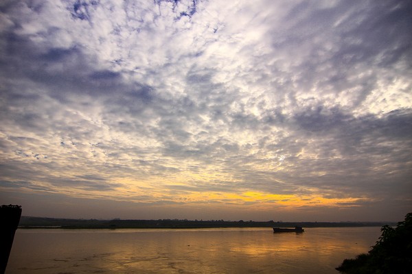 Chiều tà, hoàng hôn trên sông Hồng.