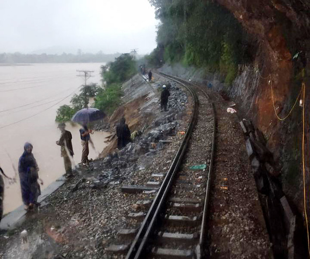 Mưa lớn gây ngập lụt và sạt lở hệ thống đường chạy tàu