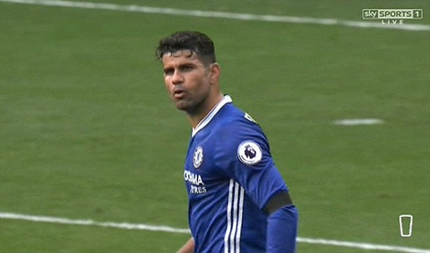 Cầu thủ này giận dữ khi không được chấp nhận