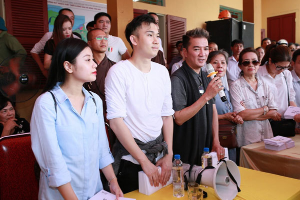 Bị nói ăn chặn tiền từ thiện, Đàm Vĩnh Hưng về thẳng miền Trung hát, trao tiền cho bà con