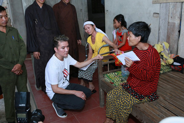 Bị nói ăn chặn tiền từ thiện, Đàm Vĩnh Hưng về thẳng miền Trung hát, trao tiền cho bà con