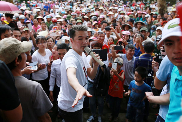 Bị nói ăn chặn tiền từ thiện, Đàm Vĩnh Hưng về thẳng miền Trung hát, trao tiền cho bà con