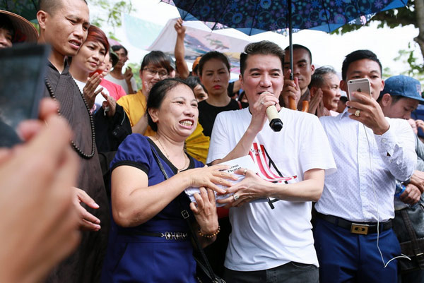 Bị nói ăn chặn tiền từ thiện, Đàm Vĩnh Hưng về thẳng miền Trung hát, trao tiền cho bà con