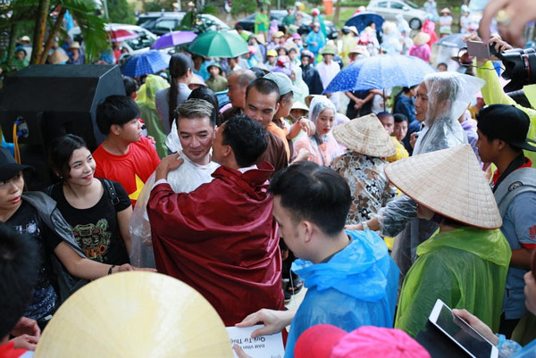 Bị nói ăn chặn tiền từ thiện, Đàm Vĩnh Hưng về thẳng miền Trung hát, trao tiền cho bà con