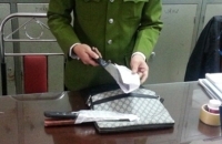 Bắt nam thanh ni&ecirc;n kề dao v&agrave;o cổ tấn c&ocirc;ng cảnh s&aacute;t