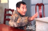 Khởi tố kẻ ch&eacute;m c&ocirc;ng an, &ocirc;m b&igrave;nh gas cố thủ