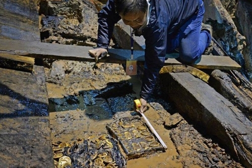   Ngày 17/11, tại Nam Xương, thuộc tỉnh Giang Tây, Trung Quốc, các nhà khảo cổ học nước này đã khai quật khu lăng mộ của một quý tộc từ thời Tây Hán (206 TCN – 24 SCN). Khu mộ rộng khoảng 40 nghìn mét vuông với tổng cộng 8 ngôi mộ.  
