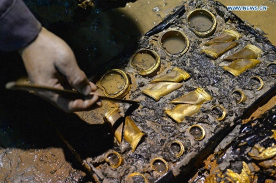   Khai quật bên trong khu mộ, các nhà khảo cổ học đã phát hiện ra 50 đồng xu bằng vàng và 25 thỏi vàng được chôn cất cùng với hài cốt.  