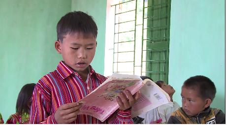 Học sinh Hùng đang đọc sách này năm nay đã lên lớp 6, hình ảnh quay trong phóng sự được thực hiện cách đây 3 năm