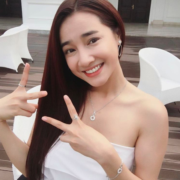 Nhã Phương ngày càng khác lạ với mũi cao, cằm nhọn bất thường