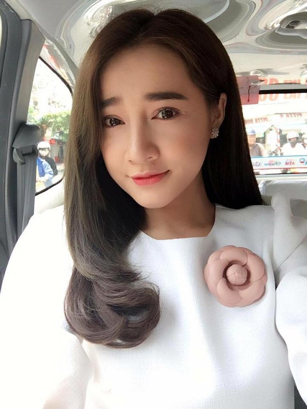 Nhã Phương ngày càng khác lạ với mũi cao, cằm nhọn bất thường