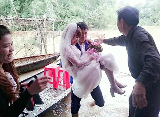 Chú rể bế cô dâu vào nhà