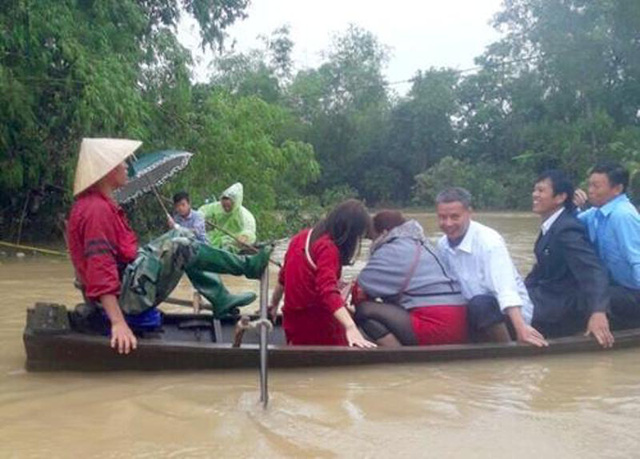 Chặng đường đón dâu không xa nhưng đầy gian nan vì bị ngập lũ.