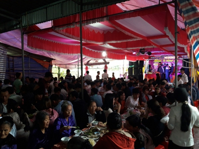 Đám cưới mùa lũ vẫn rất vui và đầm ấm.