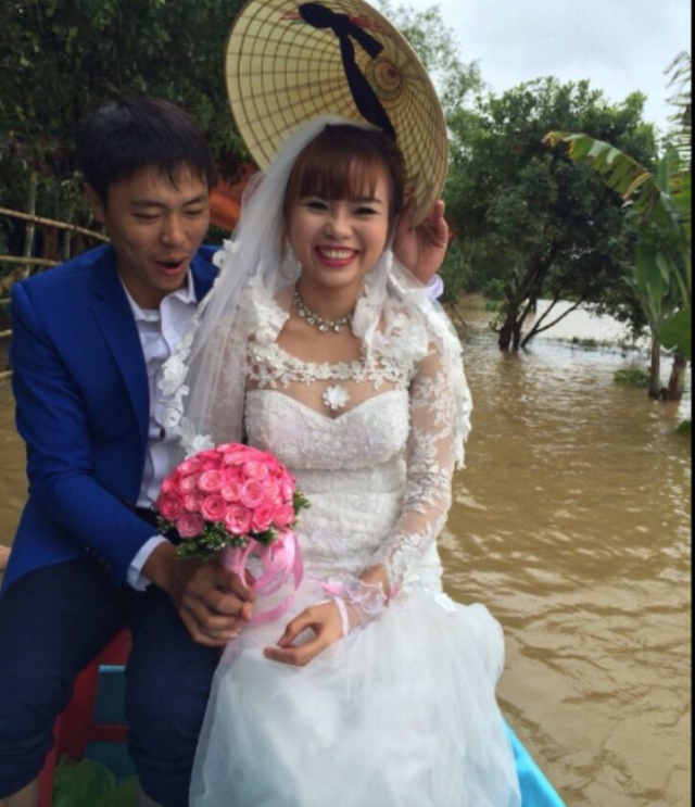 Nụ cười hạnh phúc của đôi bạn trẻ