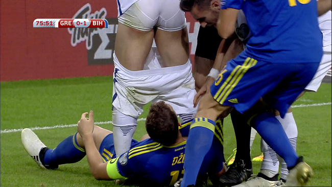 Edin Dzeko bị đuổi khỏi sân vì… tụt quần đối thủ