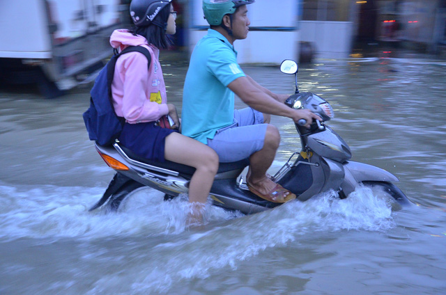 Triều cường chạm đỉnh, người Sài Gòn 