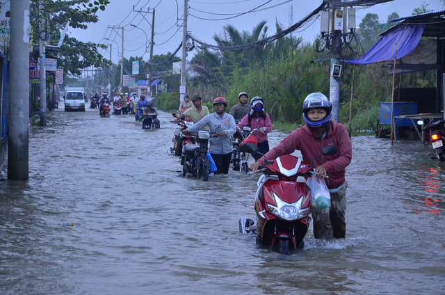 Triều cường chạm đỉnh, người Sài Gòn 