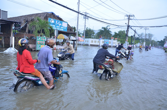 Triều cường chạm đỉnh, người Sài Gòn 