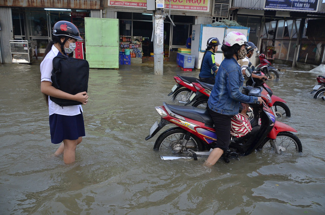 Triều cường chạm đỉnh, người Sài Gòn 