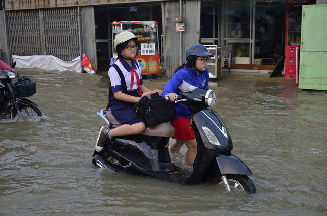 Triều cường chạm đỉnh, người Sài Gòn 