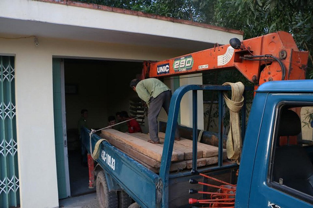 Giám đốc Sở dùng kho cơ quan để cất giữ gỗ trái phép