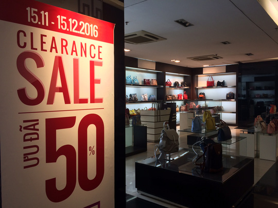 Các gian hàng đều mạnh tay chiết khấu để đẩy hàng