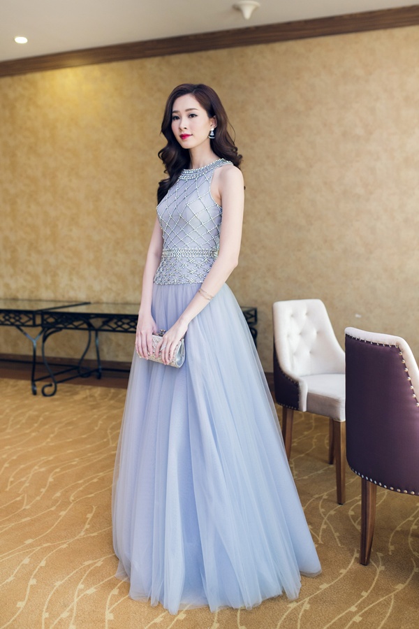 Hoa hậu Thu Thảo đài các như công chúa trong truyện cổ tích