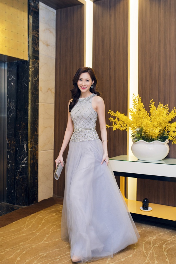 Hoa hậu Thu Thảo đài các như công chúa trong truyện cổ tích