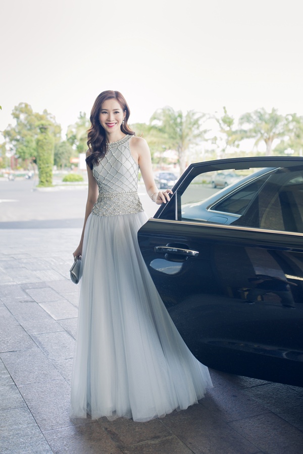 Hoa hậu Thu Thảo đài các như công chúa trong truyện cổ tích