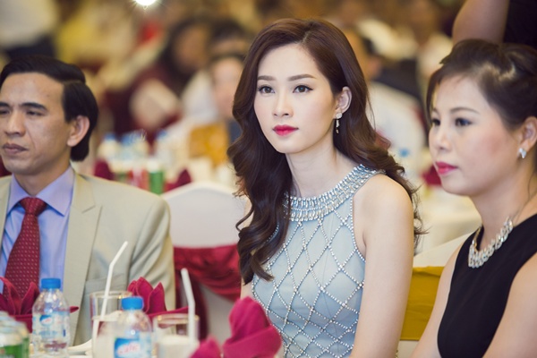 Hoa hậu Thu Thảo đài các như công chúa trong truyện cổ tích