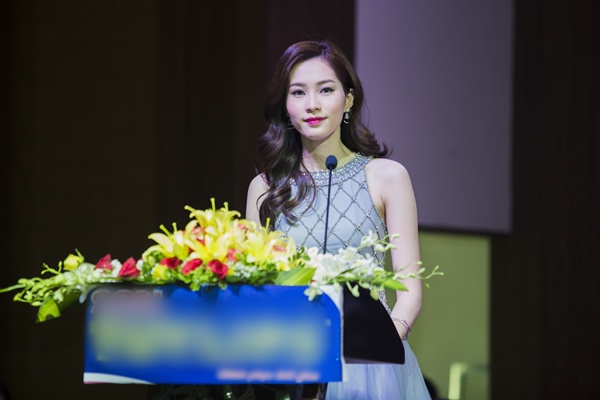 Hoa hậu Thu Thảo đài các như công chúa trong truyện cổ tích