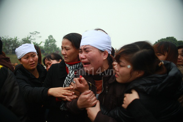 Người yêu khóc ngất bên linh cữu Vũ Ngọc Cương 15