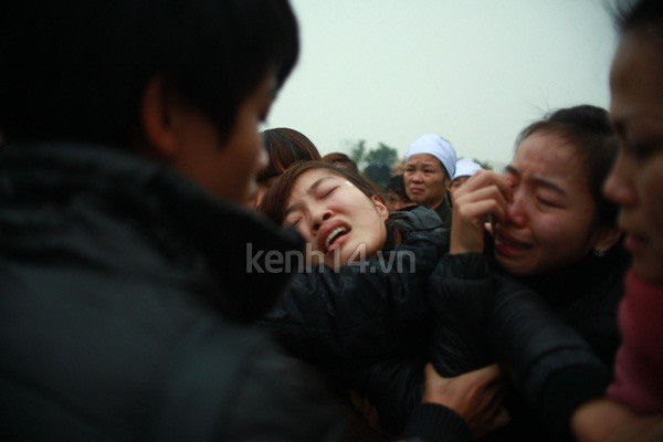 Người yêu khóc ngất bên linh cữu Vũ Ngọc Cương 40