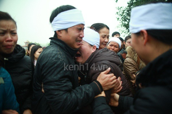 Người yêu khóc ngất bên linh cữu Vũ Ngọc Cương 43